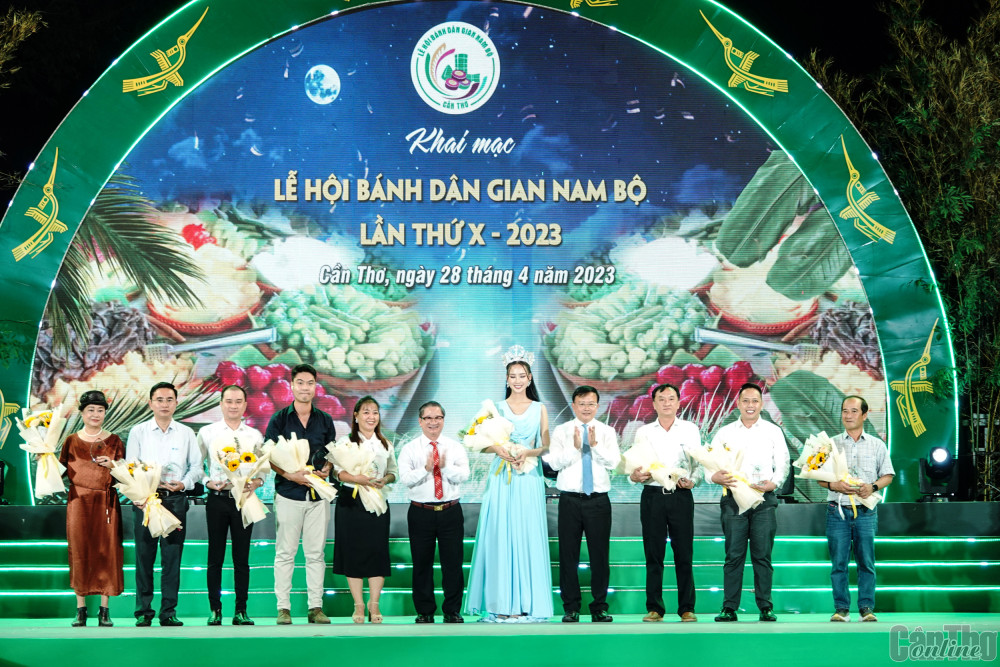 Đồng chí Trần Việt Trường, Chủ tịch UBND TP Cần Thơ và đồng chí Nguyễn Trung Nhân, Chủ tịch Ủy ban MTTQVN TP Cần Thơ, trao hoa và biểu trưng tặng các nhà tài trợ, đại diện hình ảnh cho lễ hội.