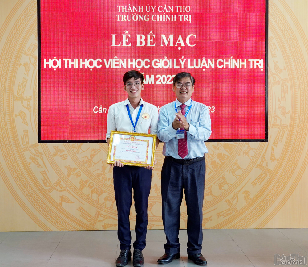 Đồng chí Phùng Minh Hải, Hiệu trưởng Trường Chính trị TP Cần Thơ, trao Giấy khen cho thí sinh đạt giải Nhất. Ảnh: NGỌC QUYÊN
