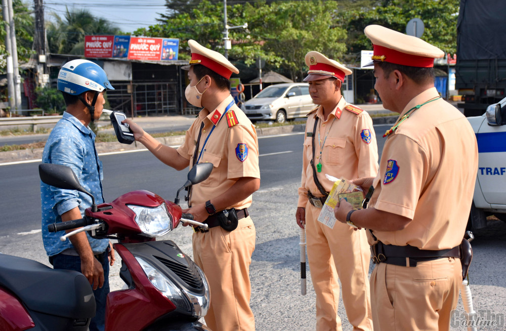 Cảnh sát giao thông Trạm Ba Láng tăng cường kiểm tra nồng độ cồn đối với lái xe lưu thông trên quốc lộ 1A, thuộc phường Ba Láng, quận Cái Răng.