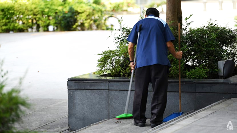 Những “anh hùng thầm lặng” ở Singapore Một người lao công lớn tuổi làm việc ở Singapore.