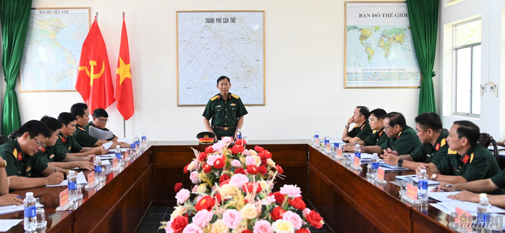 Đại tá Huỳnh Chiến Công phát biểu kết luận kiểm tra huấn luyện chiến sĩ mới tại Trung đoàn Bộ binh 932.