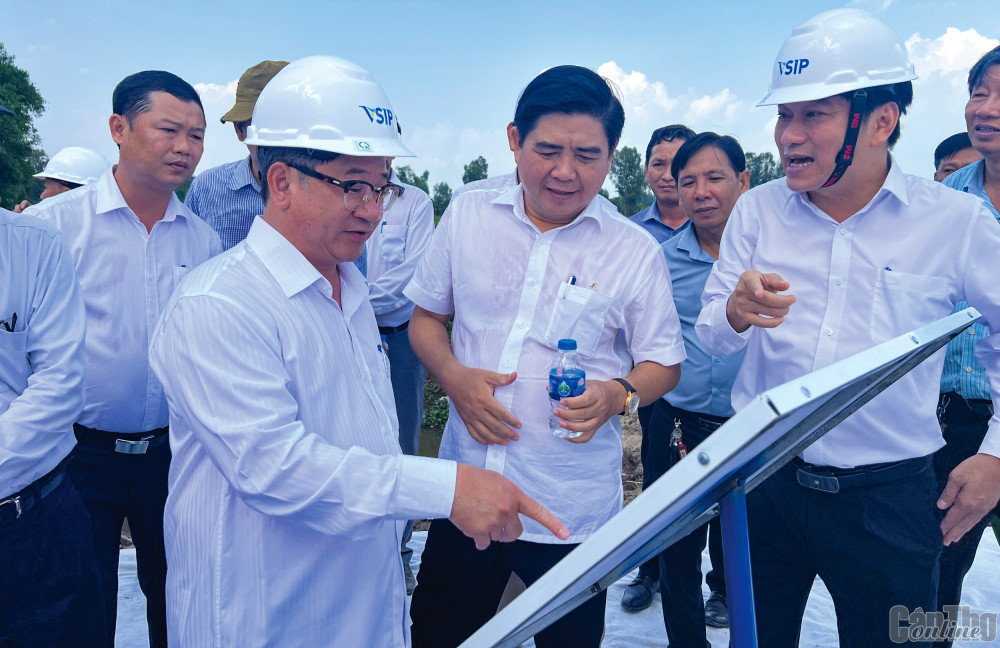 Chủ tịch UBND TP Cần Thơ Trần Việt Trường nghe VSIP báo cáo tiến độ chuẩn bị hạ tầng phục vụ lễ khởi công dự án. Ảnh: MINH HUYỀN