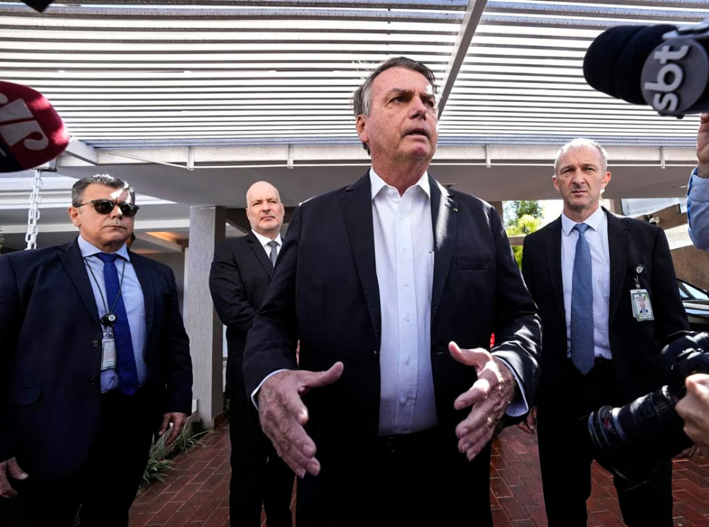 Cảnh sát khám xét nhà cựu Tổng thống Brazil Cựu Tổng thống Bolsonaro trả lời báo giới sau khi cảnh sát khám xét nhà ông hôm 3-5. Ảnh: AP