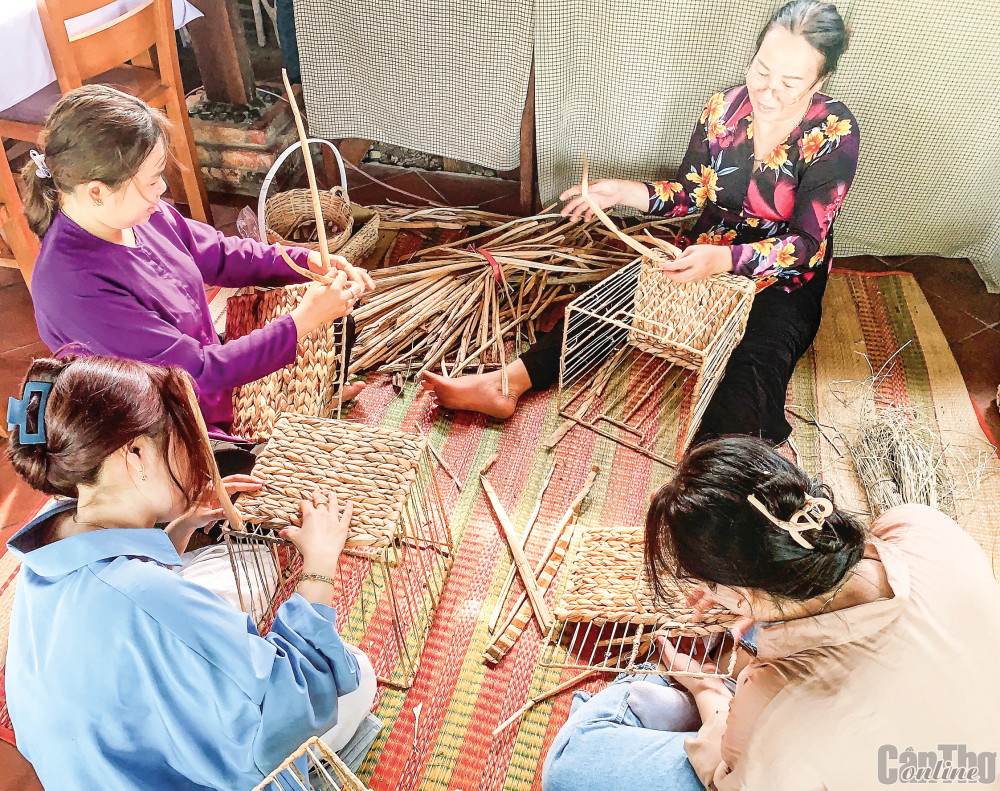 Hoạt động đan các sản phẩm lục bình vẫn diễn ra mỗi ngày tại Mekong Silt Ecolodge.