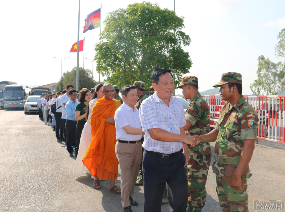 Quân đội Hoàng gia Campuachia đón tiếp đoàn công tác tại cửa khẩu biên giới.