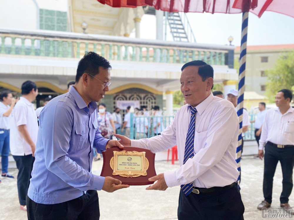 Thiếu tướng Vũ Cao Quân, Thành viên Hội đồng quản trị Bệnh viện Đa khoa Hòa Hảo - Medic Cần Thơ, Trưởng Đoàn công tác, tặng quà lưu niệm đến lãnh đạo quận Rưs Sây Keo, Thủ đô Phnom Penh, tại chương trình.