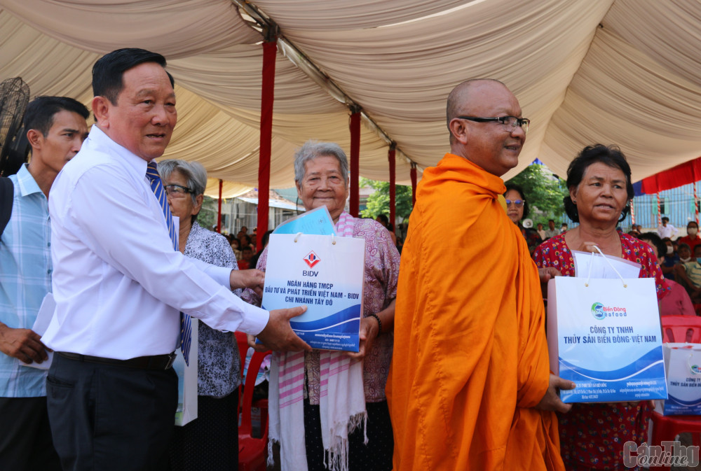 Thiếu tướng Vũ Cao Quân, Thành viên Hội đồng quản trị Bệnh viện Đa khoa Hòa Hảo - Medic Cần Thơ, cùng Thượng tọa Lý Hùng, Ủy viên Ban Chấp hành Hội Hữu nghị Việt Nam - Campuchia, tặng quà người dân Campuchia đến khám bệnh.