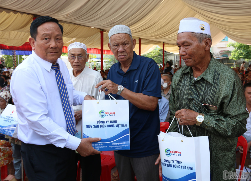 Thiếu tướng Vũ Cao Quân, Thành viên Hội đồng quản trị Bệnh viện Đa khoa Hòa Hảo - Medic Cần Thơ, tặng quà người dân Campuchia đến khám bệnh.