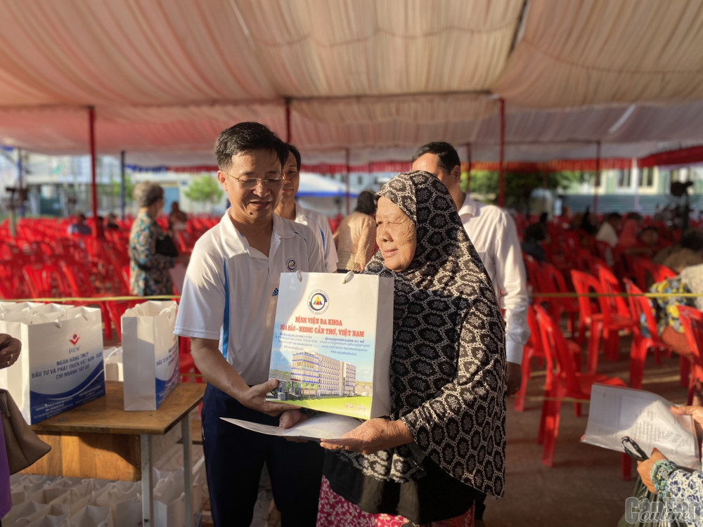 Đại diện đoàn bác sĩ TP Cần Thơ tặng quà cho người dân Campuchia đến khám bệnh.