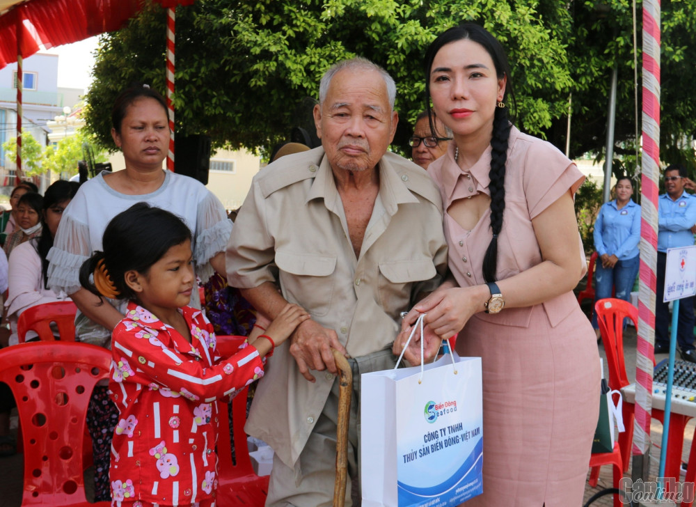 Bà Võ Thị Thủy, Tổng Giám đốc Tập đoàn Y dược Sâm Ngọc Linh Việt Nam, tặng quà người dân quận Rưs Sây Keo đến khám bệnh.