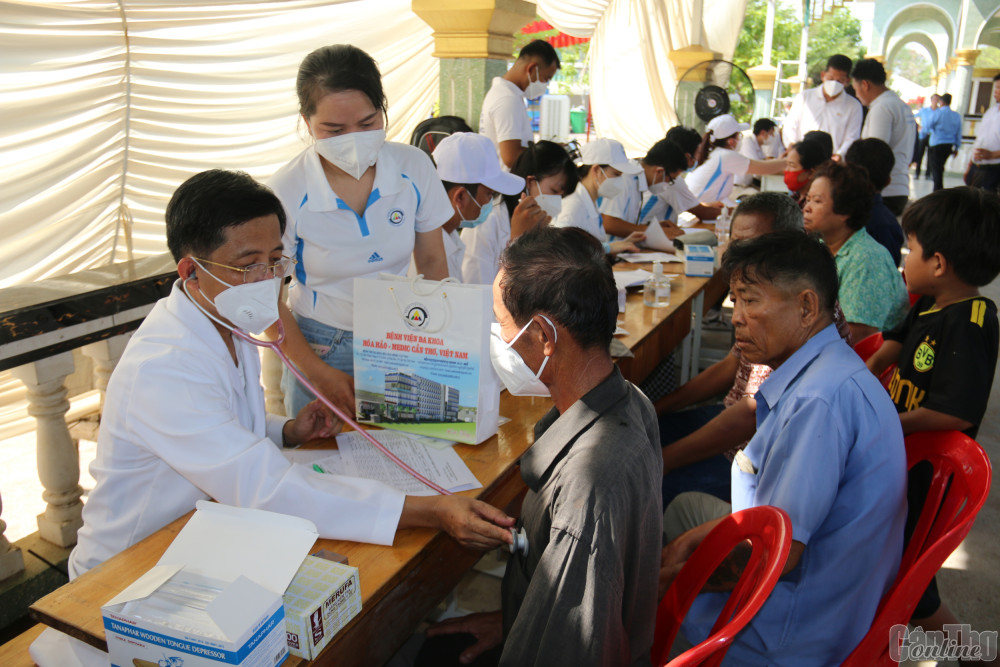 Đoàn bác sĩ TP Cần Thơ khám bệnh cho người dân quận Rưs Sây Keo.