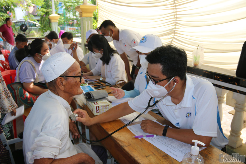 Bác sĩ Bệnh viện Đa khoa Hòa Hảo - Medic Cần Thơ khám bệnh cho người dân quận Rưs Sây Keo.