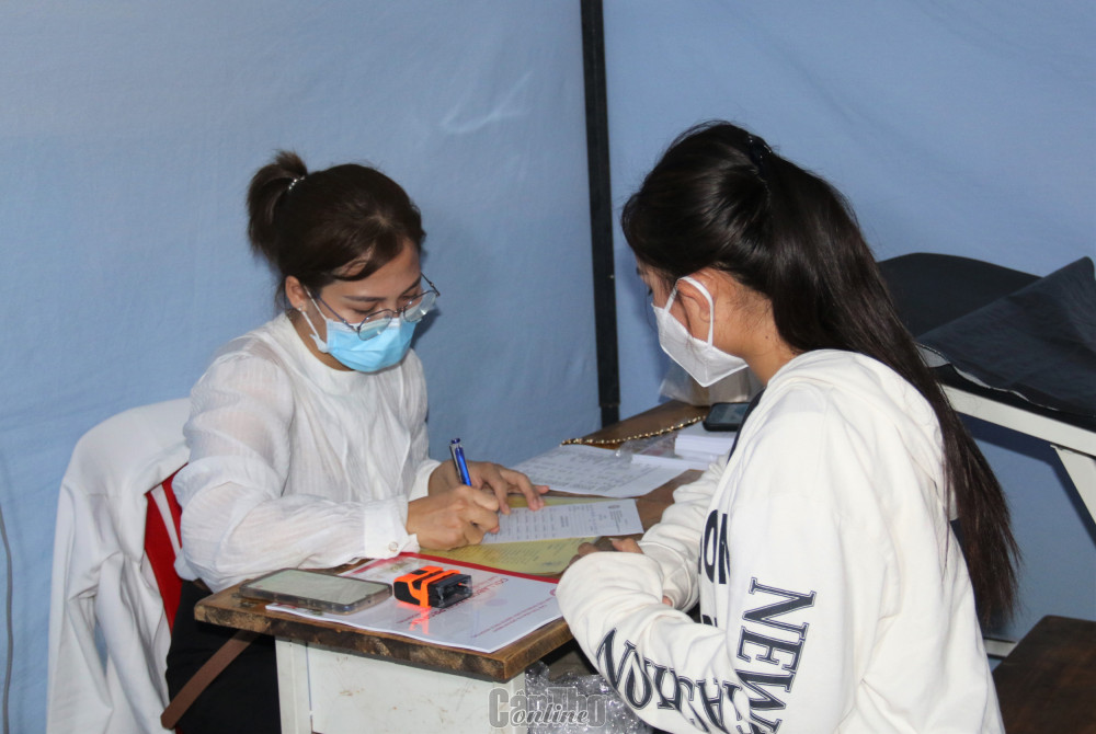 Bác sĩ Bệnh viện Phụ sản TP Cần Thơ khám và tư vấn cho một bệnh nhân.