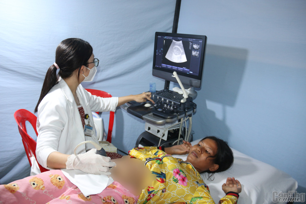 Bác sĩ Bệnh viện Phụ sản TP Cần Thơ siêu âm thai cho một thai phụ.