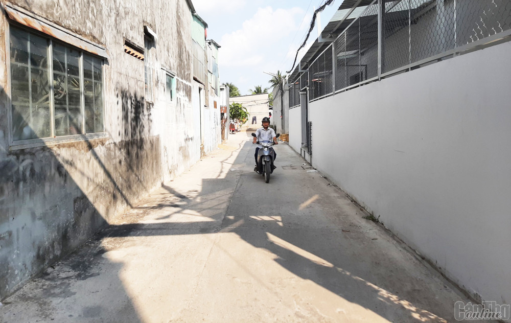 Các hẻm ở khu vực 2,  phường An Thới được nâng cấp khang trang giúp việc đi lại dễ dàng. Ảnh: NGỌC QUYÊN