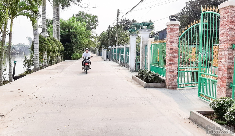 Đường giao thông khu vực Tân Phước 1 được nâng cấp khang trang, lưu thông thuận tiện, an toàn.