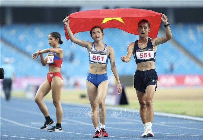 Nguyễn Thị Oanh (trái) thi đấu xuất sắc, bảo vệ thành công HCV chạy vượt rào 3000m nữ. Ảnh: Minh Quyết - TTXVN