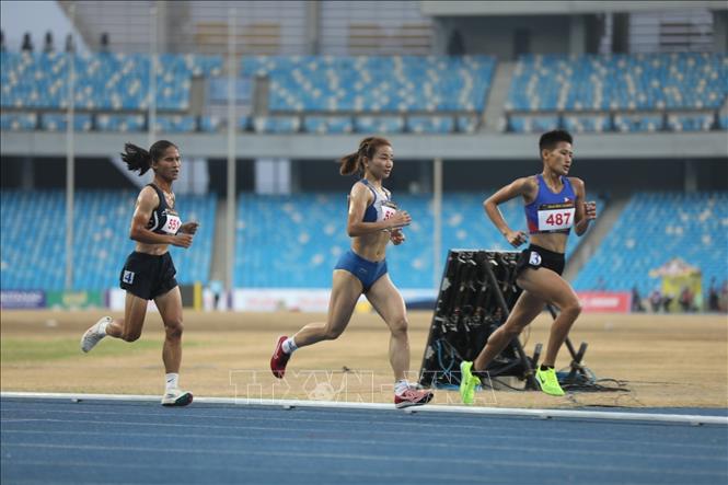 VĐV Nguyễn Thị Oanh thi đấu nội dung chạy vượt rào 3000m nữ tại SEA Games 32 với thành tích 10 phút 34 giây 37. Ảnh: Minh Quyết - TTXVN