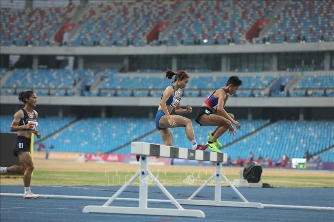 VĐV Nguyễn Thị Oanh thi đấu nội dung chạy vượt rào 3000m nữ tại SEA Games 32 với thành tích 10 phút 34 giây 37. Ảnh: Minh Quyết - TTXVN