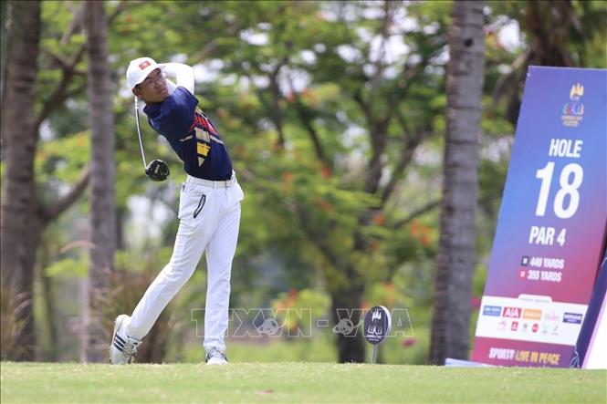 VĐV Lê Khánh Hưng giành HCV đầu tiên cho đội tuyển Golf Việt Nam tại SEA Games 32. Ảnh: TTXVN