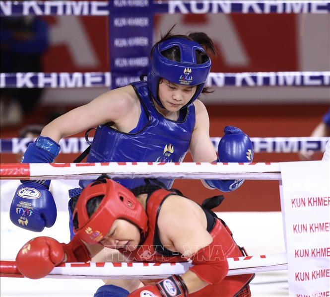 VĐV Bàng Thị Mai (giáp xanh) thắng knock out VĐV Samnang Sam của nước chủ nhà Campuchia (giáp đỏ) trong trận chung kết nội dung đối kháng, hạng 60kg nữ. Ảnh: TTXVN