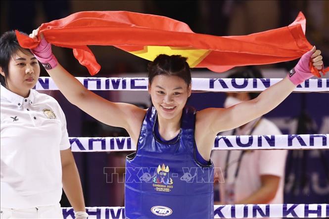 Niềm vui của VĐV Bàng Thị Mai sau khi đánh bại đối thủ Samnang Sam của chủ nhà Campuchia ở hạng cân 60kg nữ, giành tấm HCV thứ 3 cho đội tuyển Kun Khmer của Việt Nam. Ảnh: TTXVN