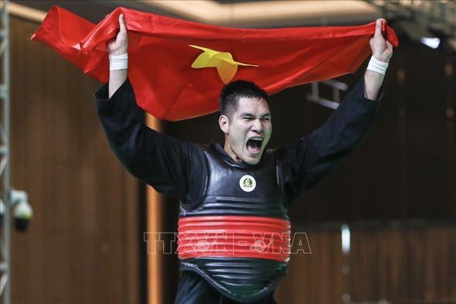 VĐV Nguyễn Duy Tuyến (đai đỏ) vượt qua đối thủ người Singapore (đai xanh) ở chung kết hạng 80-85kg nam, giành HCV. Ảnh: TTXVN