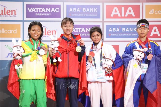 Các VĐV giành huy chương ở nội dung đối kháng hạng cân 48kg nữ. VĐV Tạ Thị Kim Yến của Việt Nam (thứ hai, từ trái sang) giành HCV. Ảnh: Minh Quyết - TTXVN