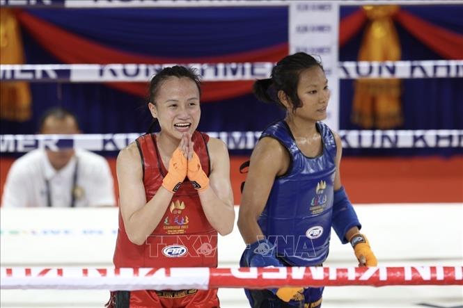 VĐV Tạ Thị Kim Yến (giáp đỏ) giành chiến thắng ở nội dung đối kháng hạng 48 kg. Ảnh: Minh Quyết - TTXVN