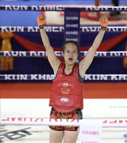 Niềm vui của VĐV Tạ Thị Kim Yến khi giành chiến thắng ở nội dung đối kháng hạng 48 kg. Ảnh: Minh Quyết - TTXVN