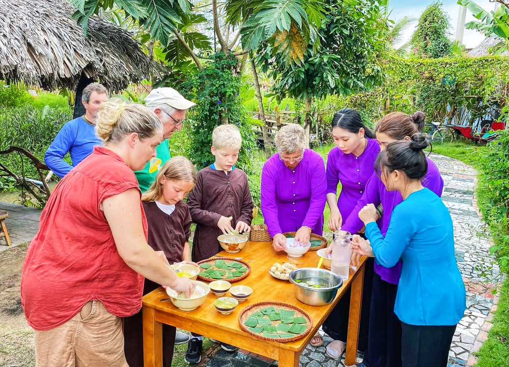 Du khách quốc tế trải nghiệm làm bánh tại Mekong Silk Ecolodge. Ảnh: Mekong Silk Ecolodge