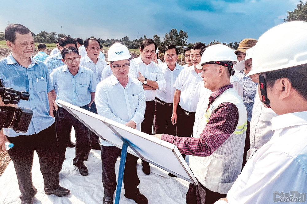 Lãnh đạo TP Cần Thơ cùng các sở, ban, ngành khảo sát khu vực san lắp mặt bằng phục vụ lễ khởi công.