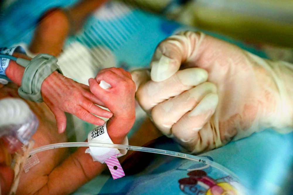 Trẻ sinh non có thể gặp nhiều vấn đề sức khỏe, gồm chậm phát triển và tàn tật.