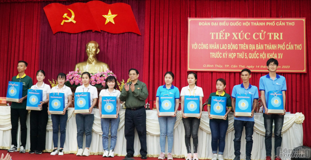 Thủ tướng Phạm Minh Chính tiếp xúc cử tri TP Cần Thơ Thủ tướng Phạm Minh Chính trao quà cho công nhân lao động thành phố. Ảnh: ANH DŨNG