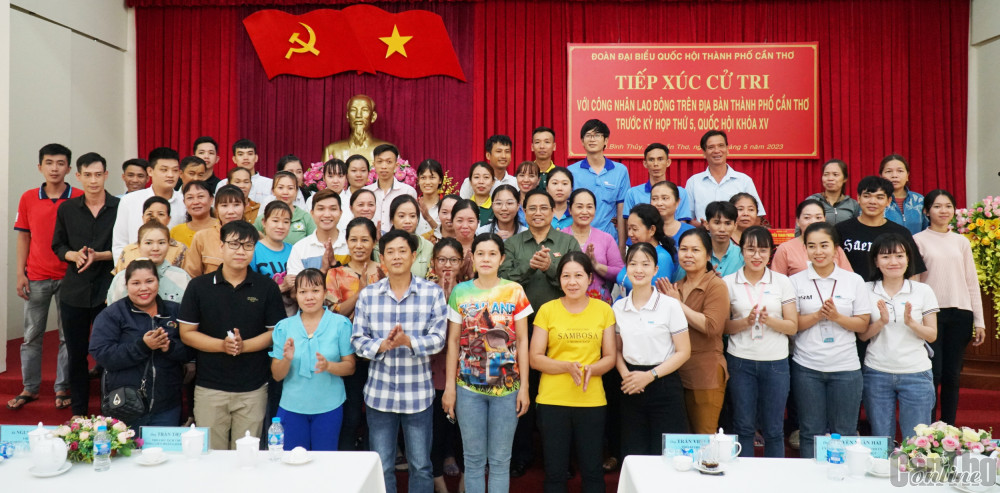 Thủ tướng Phạm Minh Chính tiếp xúc cử tri TP Cần Thơ Thủ tướng Phạm Minh Chính chụp hình lưu niệm với công nhân lao động thành phố. Ảnh: ANH DŨNG
