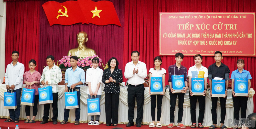 Thủ tướng Phạm Minh Chính tiếp xúc cử tri TP Cần Thơ Lãnh đạo Bộ Lao động - Thương binh và Xã hội và lãnh đạo thành phố trao quà cho công nhân lao động khó khăn TP Cần Thơ. Ảnh: ANH DŨNG