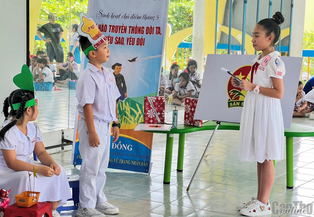 Đội viên tham gia hội thi Phụ trách Sao giỏi do HĐĐ quận Ninh Kiều tổ chức.