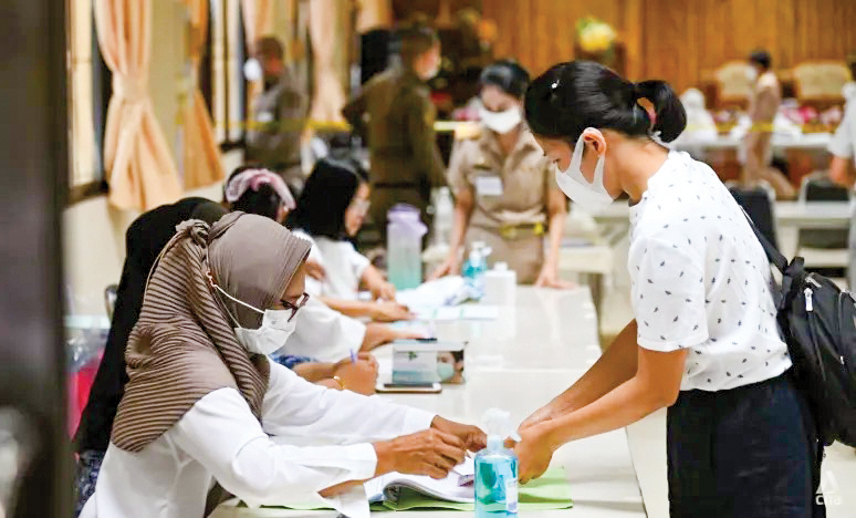 Cử tri đi bỏ phiếu tại quận Watthana ở Bangkok ngày 14-5. Ảnh: CNA