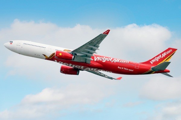 Vietjet presents one-year free airfares to Vietnamese women's football team
