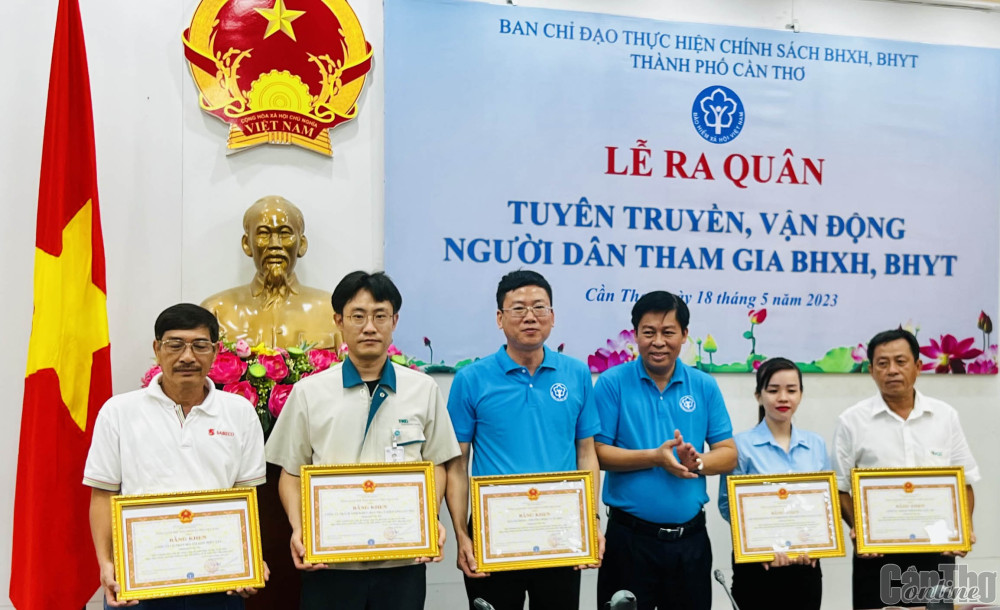 Nhiều tập thể, cá nhân được nhận Bằng khen của BHXH Việt Nam.