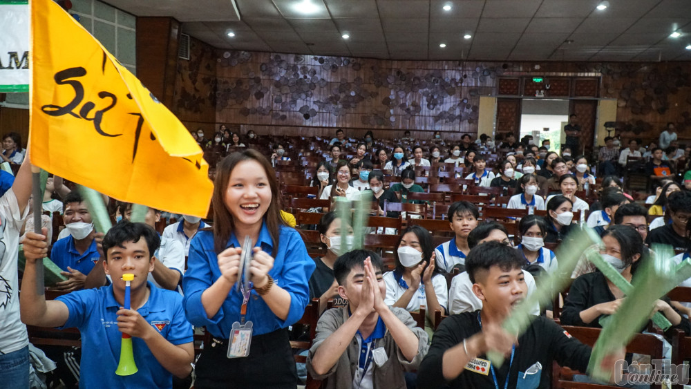 Các cổ động viên tại cuộc thi. Ảnh: B.NG