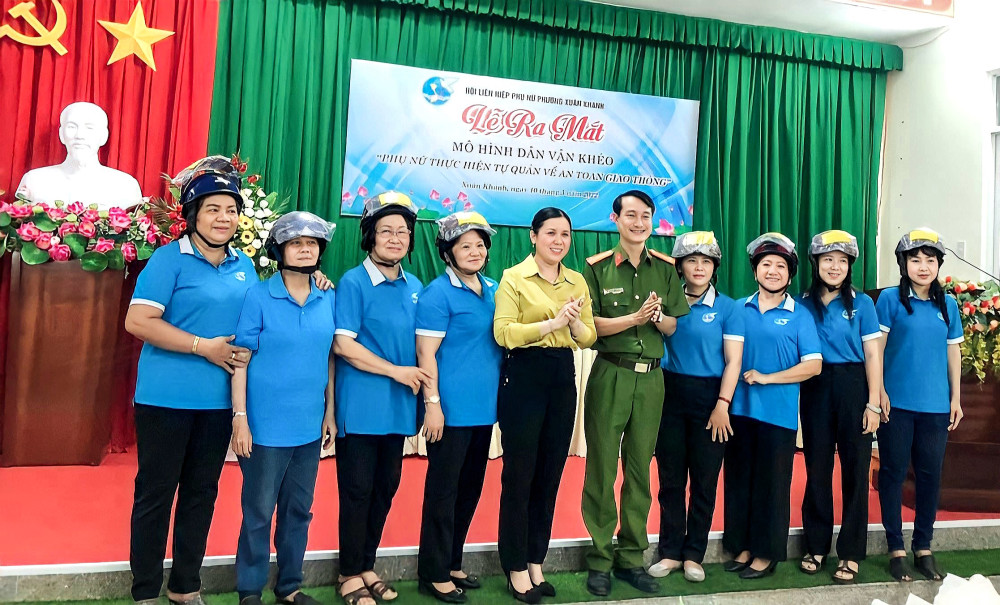 Lãnh đạo Hội LHPN quận Ninh Kiều, Công an phường Xuân Khánh tặng nón bảo hiểm cho cán bộ, hội viên trên địa bàn. Ảnh: Đơn vị cung cấp