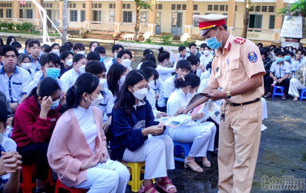 Cảnh sát giao thông - Trật tự Công an huyện Phong Điền phát tờ rơi tuyên truyền ATGT cho học sinh trên địa bàn huyện.