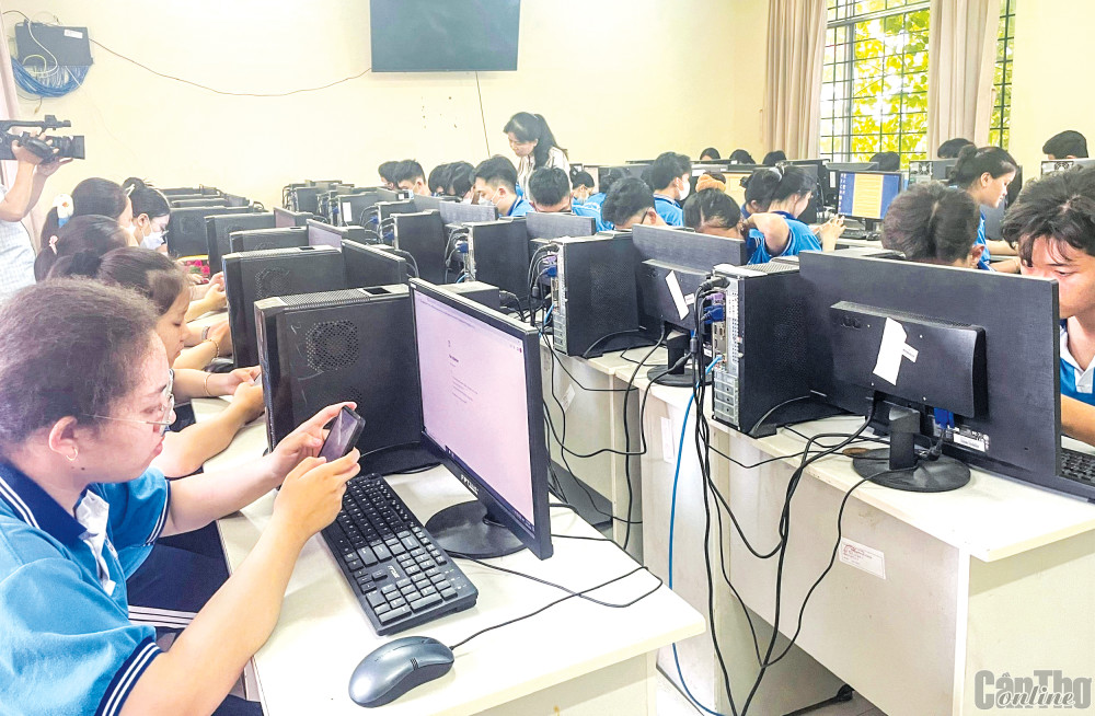Học sinh lớp 12 Trường THPT Nguyễn Việt Hồng kiểm tra các thông tin đăng ký dự thi tốt nghiệp THPT 2023.