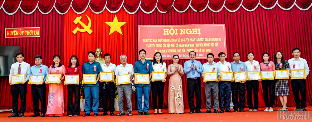Các tập thể thuộc Đảng bộ huyện Thới Lai có thành tích tiêu biểu trong thực hiện Kết luận số 01-KL/TW được biểu dương khen thưởng.