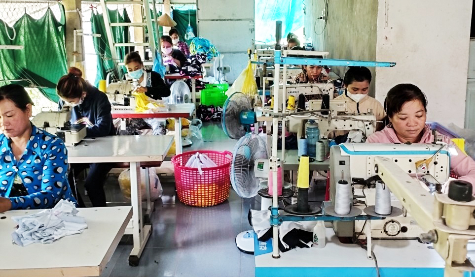 Cơ sở may gia công Kim Luyến ổn định sản xuất, đảm bảo việc làm, thu nhập cho nhân công.  Ảnh: CTV