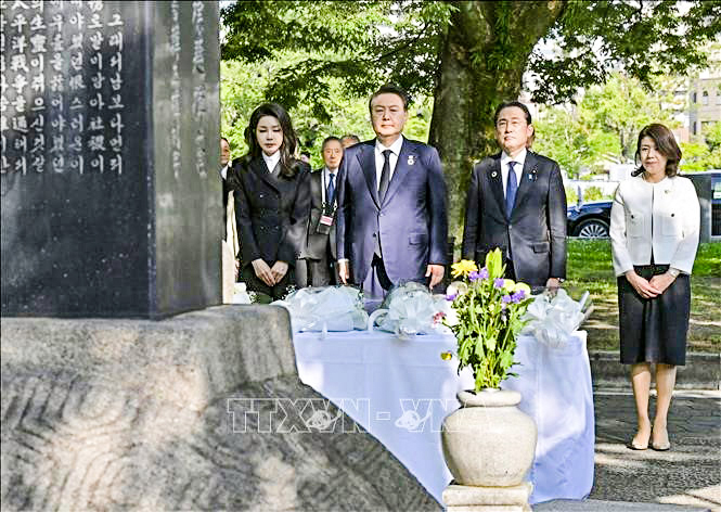 Thủ tướng Nhật Bản Fumio Kishida (thứ 2, phải) và Tổng thống Hàn Quốc Yoon Suk-yeol (thứ 2, trái) thăm đài tưởng niệm tại Công viên Tưởng niệm Hòa bình Hiroshima ở thành phố Hiroshima, Nhật Bản ngày 21-5. Ảnh: Kyodo/TTXVN