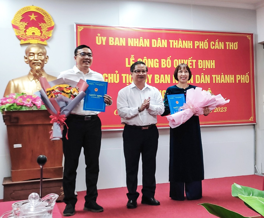 Ông Trần Việt Trường, Chủ tịch UBND TP Cần Thơ trao quyết định cho ông Trần Phú Lộc Thành và bà Lê Thị Thùy Dung. Ảnh: CTV