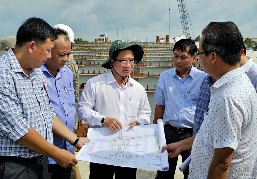 Lãnh đạo TP Cần Thơ kiểm tra công trình cầu Trần Hoàng Na.