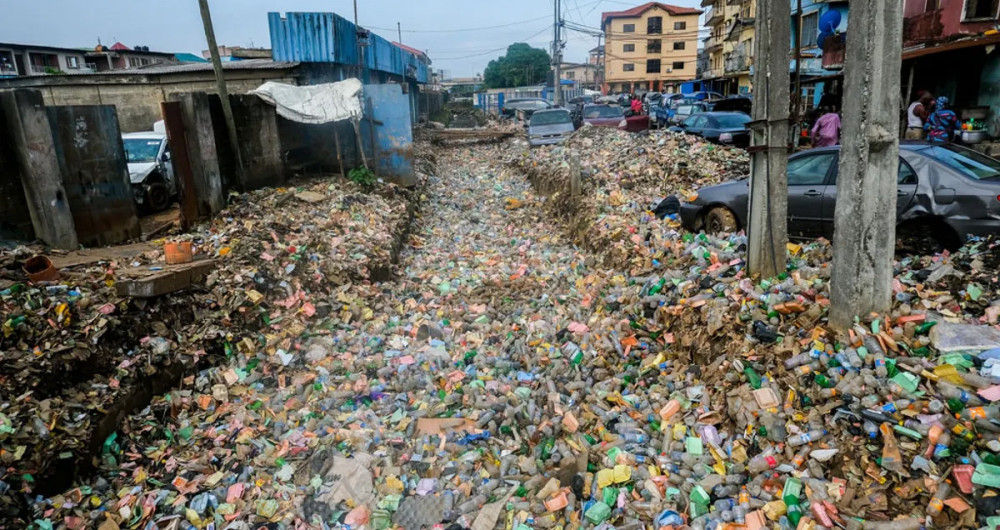 Một con kênh thoát nước chứa đầy rác ở Lagos (Nigeria).